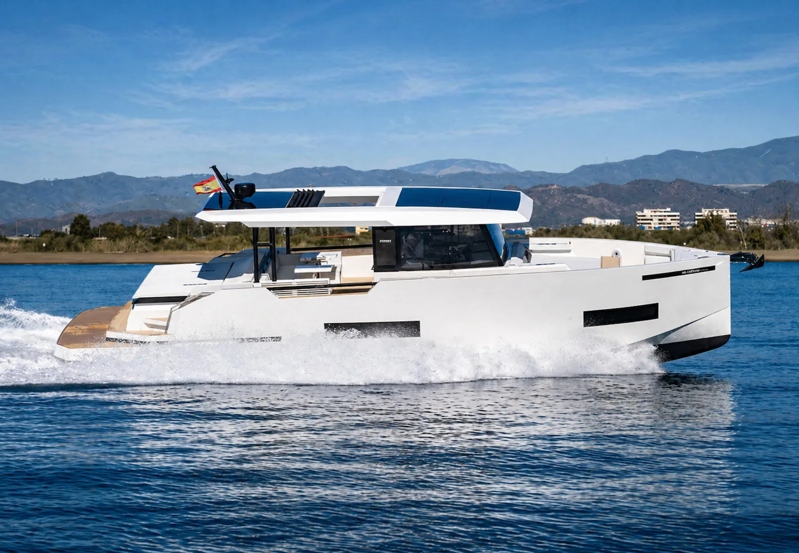 Yate De Antonio D50 navegando en la bahía de Marbella