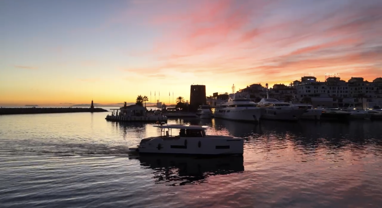 Atardecer desde el yate frente a la costa de Marbella